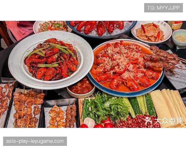 🍕深夜观赛黄金美食图鉴：冰镇精酿啤酒、刚出炉的火爆小龙虾外加香脆炸鸡，这才是四年一度属于真球迷的终极狂欢夜配方。（441 ）